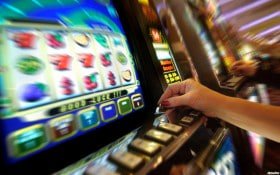 Bàn chơi casino trực tuyến 8kbet với bài ba cây và chip cá cược